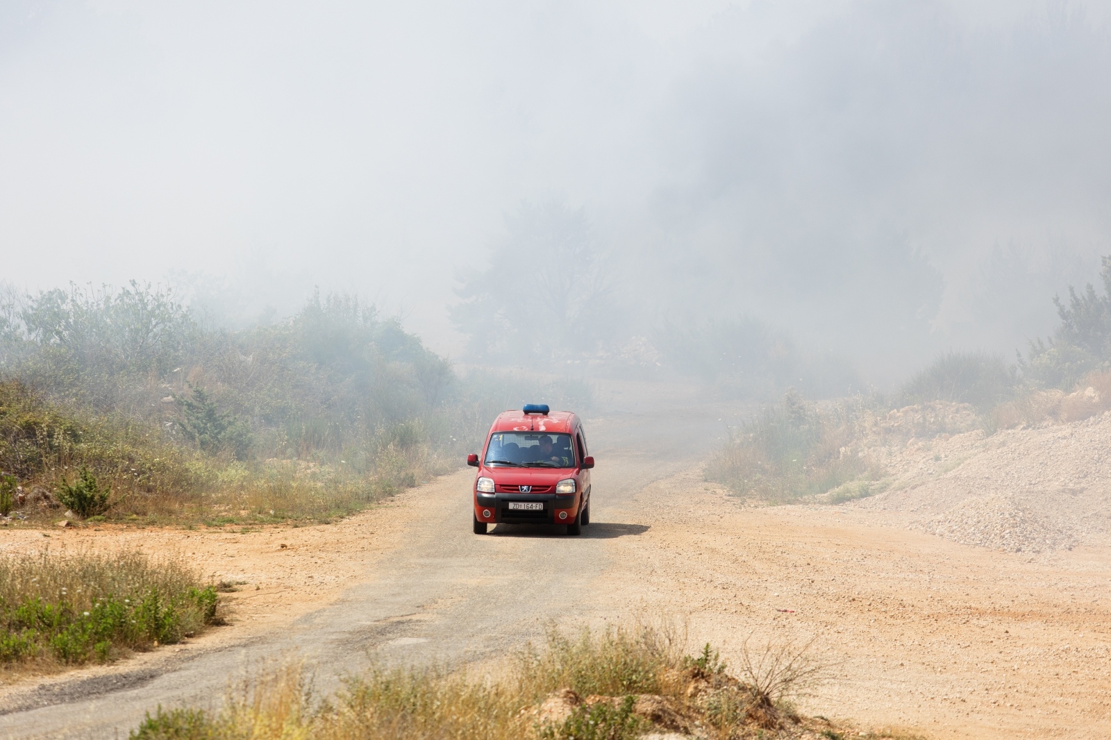 Vatrogasci i kanaderi lokalizirali požar u blizini gradskog deponija Vatrogasci i kanaderi lokalizirali požar u blizini gradskog deponija