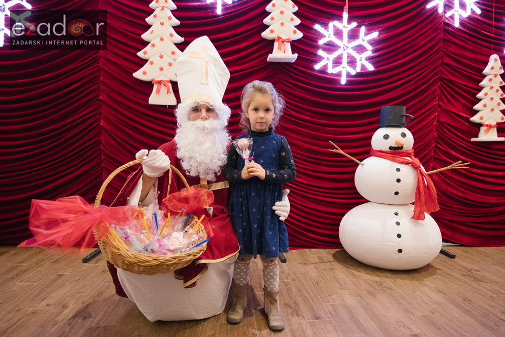 Sveti Nikola posjetio Supernova centar i razveselio mališane