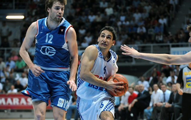 Zadar, 010610.
Dvorana Kresimir Cosic u Zadru. Druga finalna utakmica kosarkaskog prvenstva Hrvatske odigrana izmedju KK Zadar i KK Cibona.
Na slici: detalj iz igre
Foto: Andrija Lucic / CROPIX Zadar, 010610.
Dvorana Kresimir Cosic u Zadru. Druga finalna utakmica kosarkaskog prvenstva Hrvatske odigrana izmedju KK Zadar i KK Cibona.
Na slici: detalj iz igre
Foto: Andrija Lucic / CROPIX