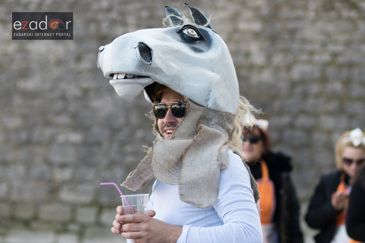Zadarski karneval 2018: Povorka maškaranih skupina od Gradskih vrata preko Foruma do Narodnog trga Zadarski karneval 2018: Povorka maškaranih skupina od Gradskih vrata preko Foruma do Narodnog trga