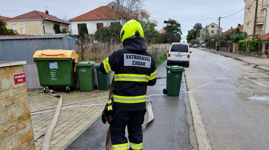 otklanjaju se naplavine s cesta uz obale, vatrogasci – intervencija postrojbi JVP poplava vatrogasci otklanjaju se naplavine s cesta uz obale, vatrogasci – intervencija postrojbi JVP poplava vatrogasci