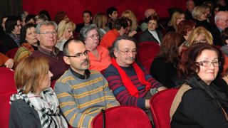 Zadar, 7.3.2012. snimio: Nenad Marčev
HNK Split
Arthur Miller: SMRT TRGOVAČKOG PUTNIKA, drama
redatelj: Dušan Jovanović
premijera: 27. ožujka 2011.
Uloge:
Willy Loman: Mustafa Nadarević,
Linda: Snježana Sinovčić Šiškov
Biff Loman: Mijo Juriši Zadar, 7.3.2012. snimio: Nenad Marčev
HNK Split
Arthur Miller: SMRT TRGOVAČKOG PUTNIKA, drama
redatelj: Dušan Jovanović
premijera: 27. ožujka 2011.
Uloge:
Willy Loman: Mustafa Nadarević,
Linda: Snježana Sinovčić Šiškov
Biff Loman: Mijo Juriši