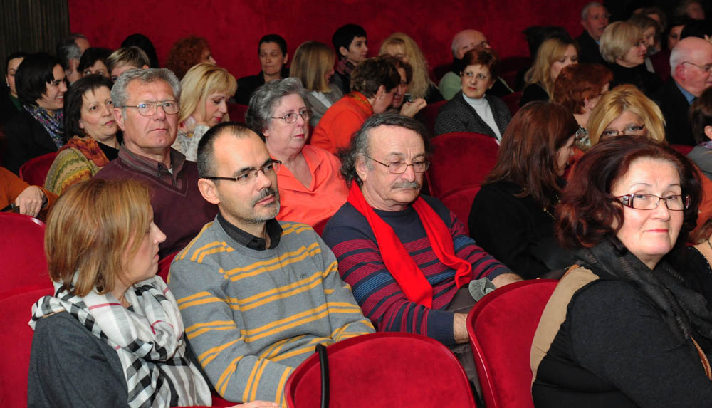 Zadar, 7.3.2012. snimio: Nenad Marčev
HNK Split
Arthur Miller: SMRT TRGOVAČKOG PUTNIKA, drama
redatelj: Dušan Jovanović
premijera: 27. ožujka 2011.
Uloge:
Willy Loman: Mustafa Nadarević,
Linda: Snježana Sinovčić Šiškov
Biff Loman: Mijo Juriši Zadar, 7.3.2012. snimio: Nenad Marčev
HNK Split
Arthur Miller: SMRT TRGOVAČKOG PUTNIKA, drama
redatelj: Dušan Jovanović
premijera: 27. ožujka 2011.
Uloge:
Willy Loman: Mustafa Nadarević,
Linda: Snježana Sinovčić Šiškov
Biff Loman: Mijo Juriši