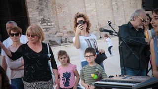 Glazbeno scenski nastup “Iskra ljubavi za mir” i grupna meditacija na Forumu