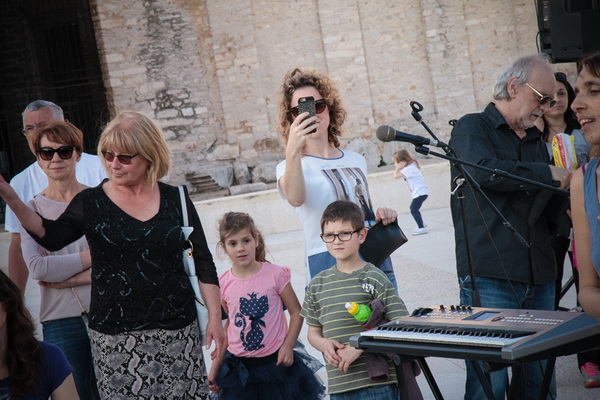 Glazbeno scenski nastup “Iskra ljubavi za mir” i grupna meditacija na Forumu