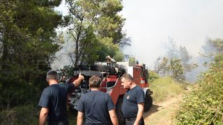 Zračne i kopnene snage gase požar kod Kožina Zračne i kopnene snage gase požar kod Kožina