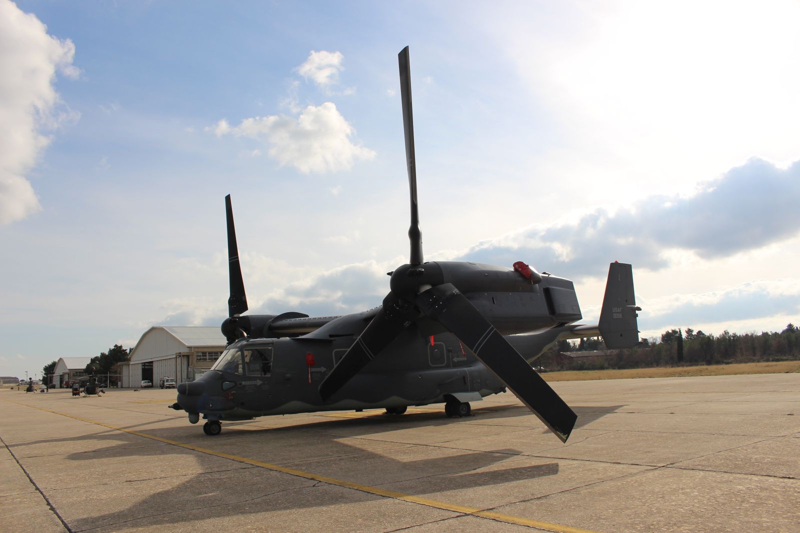 Djelatnici iz vojarne u Zemuniku obišli američke Osprey-e Djelatnici iz vojarne u Zemuniku obišli američke Osprey-e