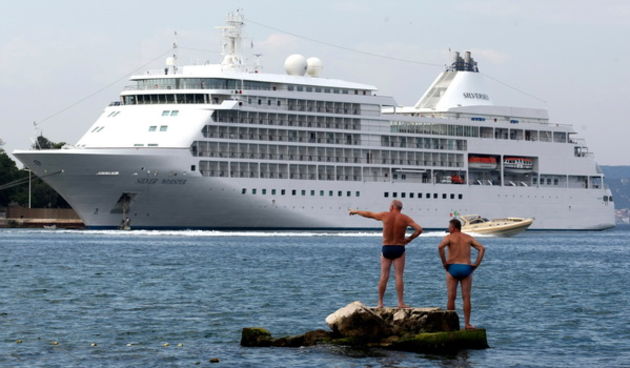 Zadar, 030809.
Cruiser  Silver Whisper” jutros je u 6 i 30 iz Venecije uplovio u Zadarsku luku.
Brod duzine 186 metara  pristao je uz Istarsku obalu. S kruzerom je doputovalo 389 putnika, uglavnom Amerikanaca.  
Foto : Vladimir Ivanov / CROPIX