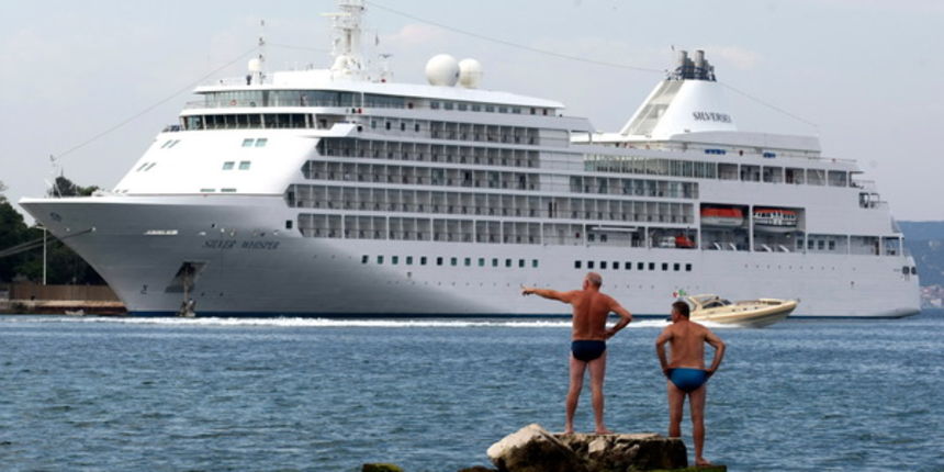 Zadar, 030809.
Cruiser Silver Whisper” jutros je u 6 i 30 iz Venecije uplovio u Zadarsku luku.
Brod duzine 186 metara pristao je uz Istarsku obalu. S kruzerom je doputovalo 389 putnika, uglavnom Amerikanaca.
Foto : Vladimir Ivanov / CROPIX Zadar, 030809.
Cruiser Silver Whisper” jutros je u 6 i 30 iz Venecije uplovio u Zadarsku luku.
Brod duzine 186 metara pristao je uz Istarsku obalu. S kruzerom je doputovalo 389 putnika, uglavnom Amerikanaca.
Foto : Vladimir Ivanov / CROPIX