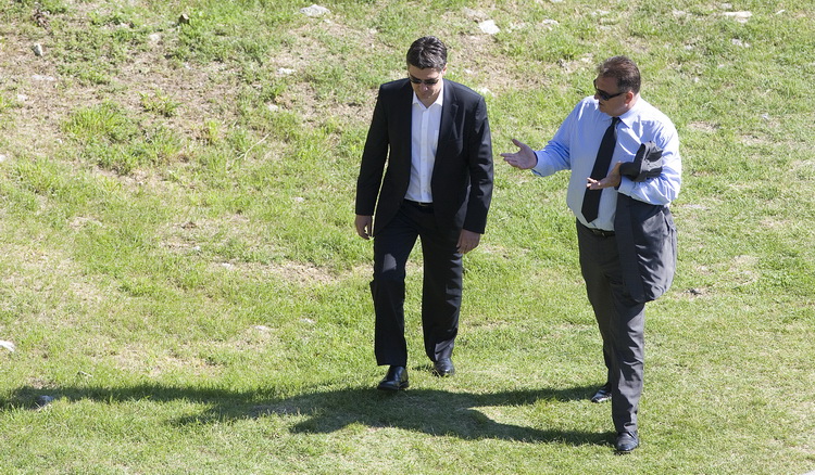 Knin, 050811.
Podizanjem zastave na Kninskoj tvrdjavi i postrojavanjem vojnih snaga na nogometnom igralistu obiljezena je 16. obljetnica VRO Oluja, Dan pobjede i domovinske zahvalnosti i Dan hrvatskih branitelja.
Na fotografiji: Zoran Milanovic i Radomir Knin, 050811.
Podizanjem zastave na Kninskoj tvrdjavi i postrojavanjem vojnih snaga na nogometnom igralistu obiljezena je 16. obljetnica VRO Oluja, Dan pobjede i domovinske zahvalnosti i Dan hrvatskih branitelja.
Na fotografiji: Zoran Milanovic i Radomir