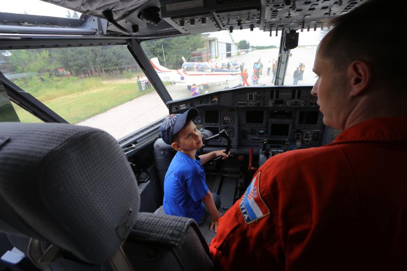 Štićenici humanitarne udruge “Jak kao Jakov” u posjeti zračnoj bazi Zemunik, Foto: Filip Brala/PIXSELL Štićenici humanitarne udruge “Jak kao Jakov” u posjeti zračnoj bazi Zemunik, Foto: Filip Brala/PIXSELL