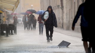 Zadar, 121012. 
Jaka kisa koja od sinoc pada na zadarskom podrucju stvorila je velike probleme u prometu. Najvise problema bilo je kod vec poznatih kriticnih mjesta u gradu: na Relji,kod Veslackog,na Branimiru.
Na fotografiji: detalj sa Poluotoka.
Foto: J