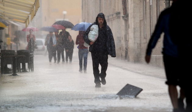Zadar, 121012. 
Jaka kisa koja od sinoc pada na zadarskom podrucju stvorila je velike probleme u prometu. Najvise problema bilo je kod vec poznatih kriticnih mjesta u gradu: na Relji,kod Veslackog,na Branimiru.
Na fotografiji: detalj sa Poluotoka.
Foto: J