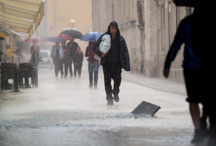 Zadar, 121012. 
Jaka kisa koja od sinoc pada na zadarskom podrucju stvorila je velike probleme u prometu. Najvise problema bilo je kod vec poznatih kriticnih mjesta u gradu: na Relji,kod Veslackog,na Branimiru.
Na fotografiji: detalj sa Poluotoka.
Foto: J