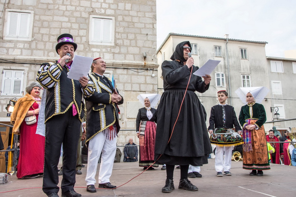 Paški zimski karneval 2017.- Maškarane skupine u karnevalskoj povorci Paški zimski karneval 2017.- Maškarane skupine u karnevalskoj povorci
