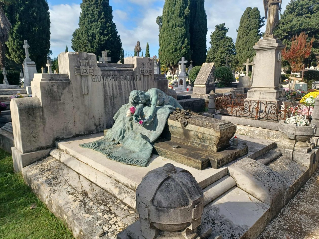 Gradsko groblje Zadar – stare grobnice i impresivni kipovi Gradsko groblje Zadar – stare grobnice i impresivni kipovi