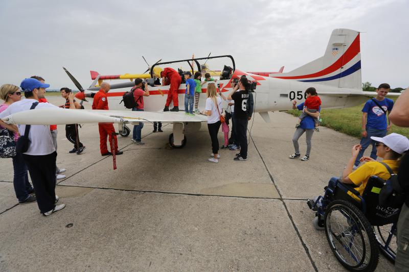 Štićenici humanitarne udruge “Jak kao Jakov” u posjeti zračnoj bazi Zemunik, Foto: Filip Brala/PIXSELL Štićenici humanitarne udruge “Jak kao Jakov” u posjeti zračnoj bazi Zemunik, Foto: Filip Brala/PIXSELL