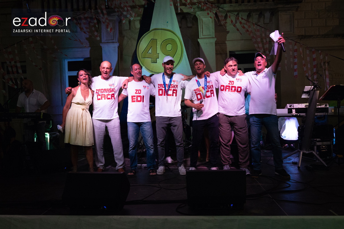 Svečani doček svjetskih prvaka Mihovila i Šime Fantele na Narodnom trgu Svečani doček svjetskih prvaka Mihovila i Šime Fantele na Narodnom trgu