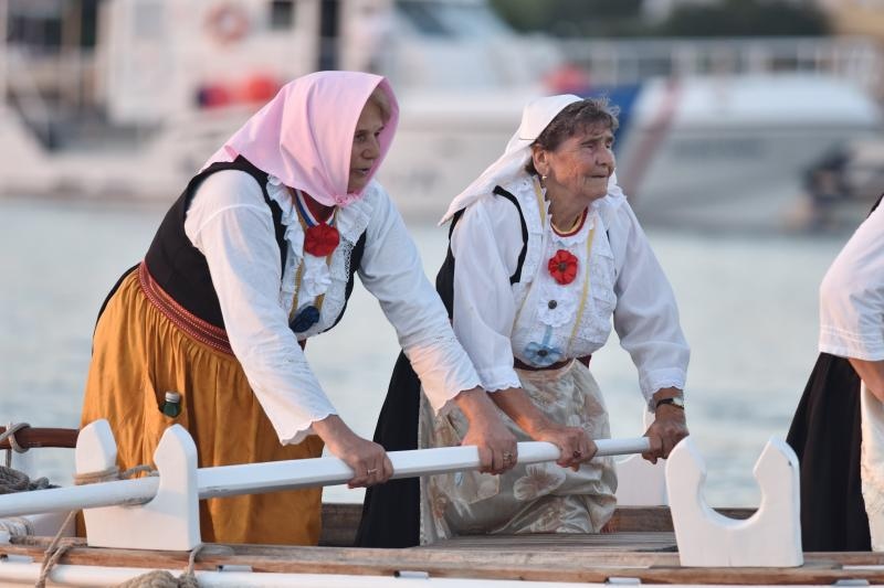 Tradicionalna ženska regata gajeta na vesla u Krapnju