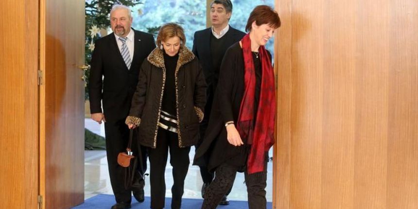 Zagreb – Predsjednica Kolinda Grabar-Kitarovic primila je predstavnike Domoljubne koalicije i koalicije Hrvatska raste na konzultacije. Zoran Milanovic, Vesna Pusic, Silvano Hrelja, Nansi Tireli. Photo: Goran Stanzl/PIXSELL Zagreb – Predsjednica Kolinda Grabar-Kitarovic primila je predstavnike Domoljubne koalicije i koalicije Hrvatska raste na konzultacije. Zoran Milanovic, Vesna Pusic, Silvano Hrelja, Nansi Tireli. Photo: Goran Stanzl/PIXSELL