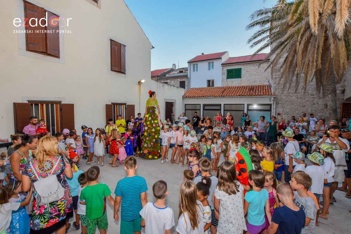 Dječjim karnevalskim danom započeo 59. Paški ljetni karneval