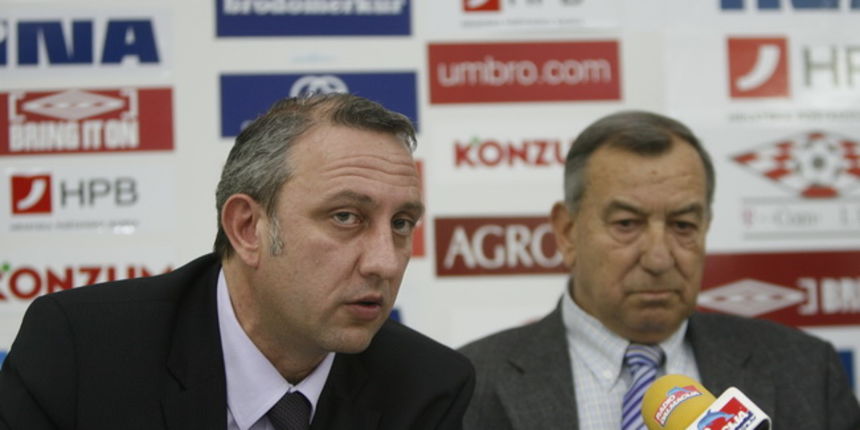 Split, 120210. Poljud. Nadzorni odbor Hajduka na danasnjoj je sjednici izabrao novog trenera. Stanko Poklepovic tako ce zamijeniti Edoarda Reju na klupi splitskog kluba. Na fotografiji: predsjednik Hajduka Josko Svagusa i novoizabrani trener Stanko Poklep Split, 120210. Poljud. Nadzorni odbor Hajduka na danasnjoj je sjednici izabrao novog trenera. Stanko Poklepovic tako ce zamijeniti Edoarda Reju na klupi splitskog kluba. Na fotografiji: predsjednik Hajduka Josko Svagusa i novoizabrani trener Stanko Poklep