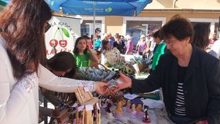 smotra učeničkih zadruga na Narodnom trgu; kreativnost na djelu; suveniri