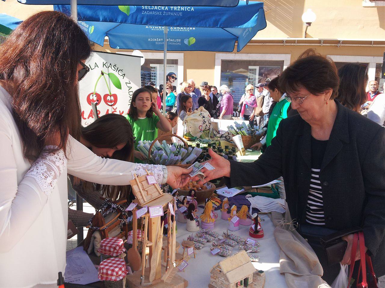 smotra učeničkih zadruga na Narodnom trgu; kreativnost na djelu; suveniri