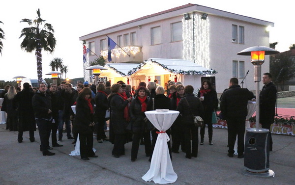 Paljenjem prve adventske svijeće i prigodnim zabavnim programom započela manifestacija Advent na otoku Viru