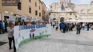 Prosvjedni skup roditelja protiv politike obaveznog cijepljenja Prosvjedni skup roditelja protiv politike obaveznog cijepljenja