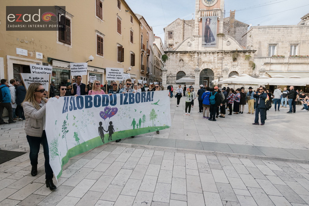 Prosvjedni skup roditelja protiv politike obaveznog cijepljenja Prosvjedni skup roditelja protiv politike obaveznog cijepljenja