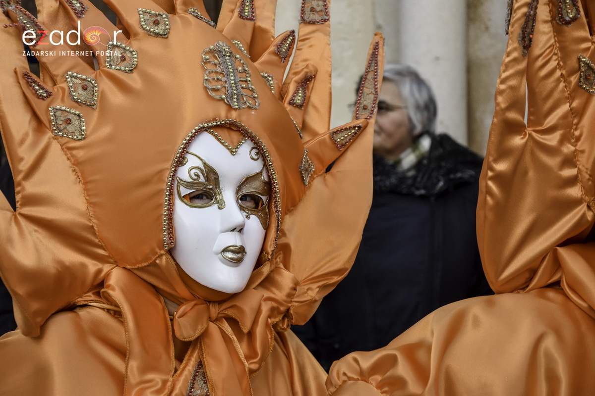 Paški zimski karneval 2018: Karnevalska povorka prošla ulicama grada do Pijace