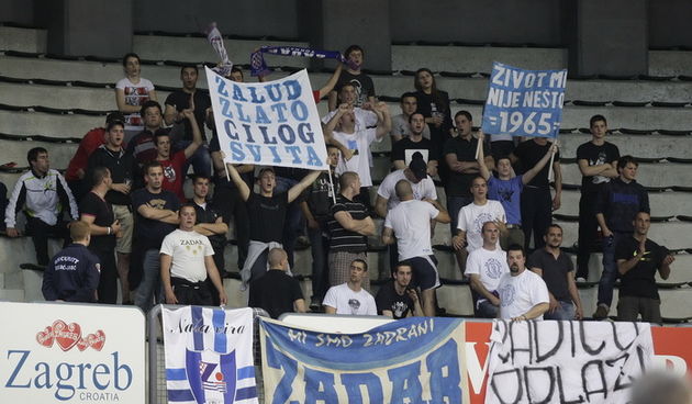 Zagreb, 040512.
KC Drazen Petrovic.
Kosarkaska utakmica Liga za prvaka ( prvenstvo Hrvatske ) 12.kolo Cibona – Zadar.
Na slici: Navijaci Zadra.
Foto: Nenad Dugi / CROPIX