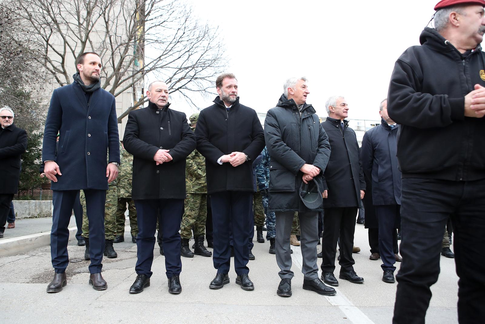 Mimohod pripadnika OSRH i MUP-a s ratnim zastavama povodom 30. obljetnice VRO Maslenica Mimohod pripadnika OSRH i MUP-a s ratnim zastavama povodom 30. obljetnice VRO Maslenica