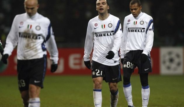 Inter Milan Esteban Cambiasso, Goran Pandev and Jonathan Biabiany leave the pitch // Reuters
