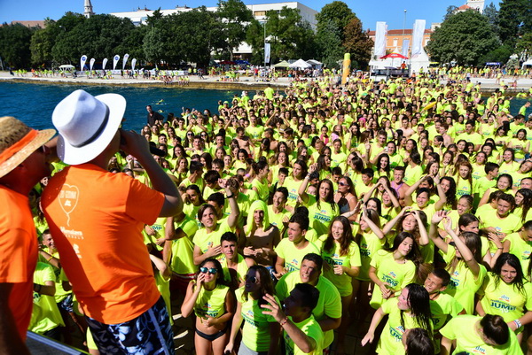 10. dm Millennium Jump na zadarskoj rivi – 3 tisuće skakača poslalo prekrasnu priču u svijet 10. dm Millennium Jump na zadarskoj rivi – 3 tisuće skakača poslalo prekrasnu priču u svijet