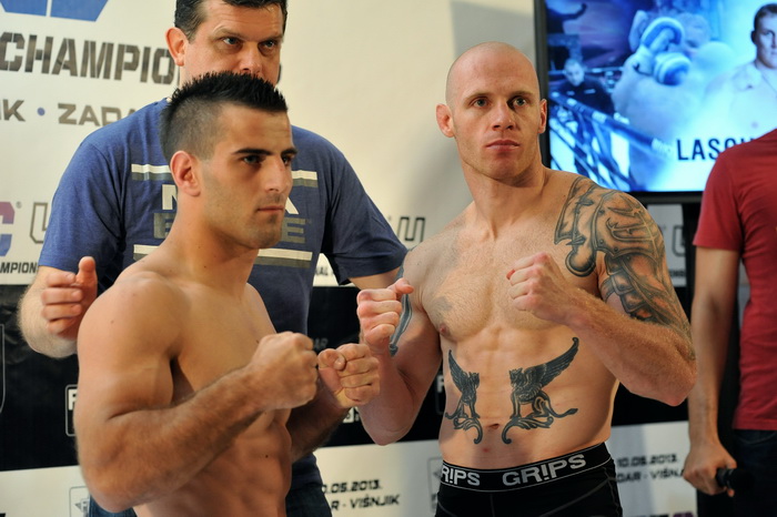 Zadar, 090513.
Sluzbeno vaganje sudionika za borilacki spektakl FFC 04 koji se sutra odrzava u dvorani na Visnjiku.
Foto: Luka Gerlanc / CROPIX Zadar, 090513.
Sluzbeno vaganje sudionika za borilacki spektakl FFC 04 koji se sutra odrzava u dvorani na Visnjiku.
Foto: Luka Gerlanc / CROPIX