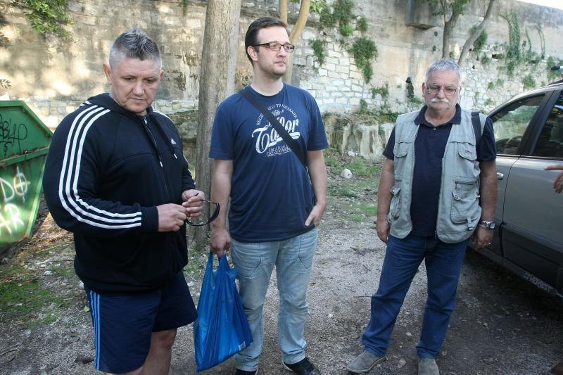 Zacetnici inicijative vracanja imena Kalelarga Sirokoj ulici spalili su sve prikupljene potpise gradjana nakon sto nisu naisli na razumijevanje gradskih vlasti. Photo: Dino Stanin/PIXSELL Zacetnici inicijative vracanja imena Kalelarga Sirokoj ulici spalili su sve prikupljene potpise gradjana nakon sto nisu naisli na razumijevanje gradskih vlasti. Photo: Dino Stanin/PIXSELL