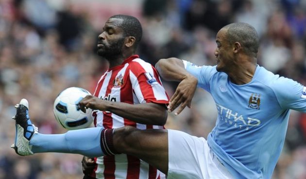 Manchester City’s Vincent Kompany (R) challenges Sunderland’s Darren Bent during their English Premier League soccer match in Sunderland, northern England August 29, 2010. / Reuters