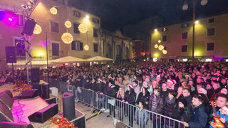Doček 2017: Najluđa noć na zadarskom Poluotoku privukla više tisuća Zadrana i gostiju Doček 2017: Najluđa noć na zadarskom Poluotoku privukla više tisuća Zadrana i gostiju