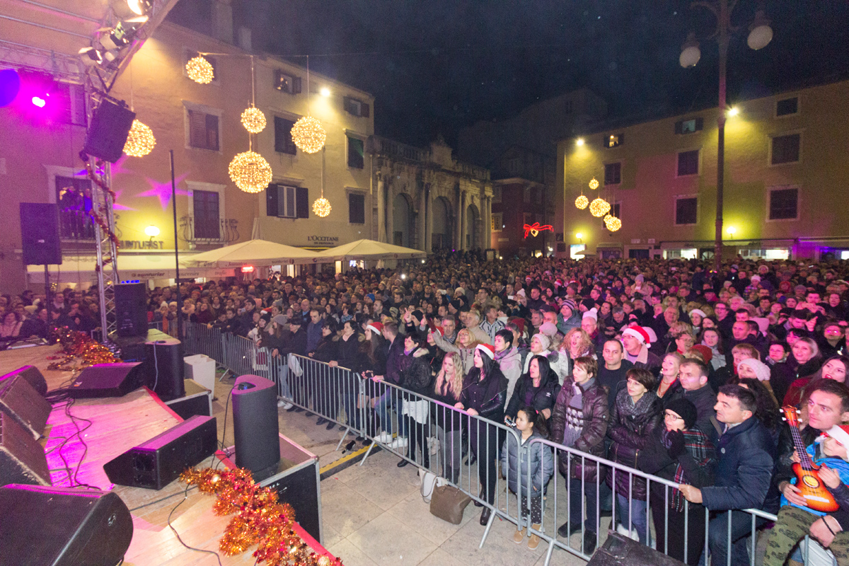 Doček 2017: Najluđa noć na zadarskom Poluotoku privukla više tisuća Zadrana i gostiju Doček 2017: Najluđa noć na zadarskom Poluotoku privukla više tisuća Zadrana i gostiju