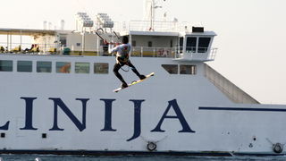 Zadar, 190312.
Dok neke od juga boli glava, ovaj kitesurfer jedva je docekao da zapuse.
Na fotografiji : Kitesurfer izvodi vratolomije u blizini zadarskih orgulja.
Foto : Andrija Lucic / cropix Zadar, 190312.
Dok neke od juga boli glava, ovaj kitesurfer jedva je docekao da zapuse.
Na fotografiji : Kitesurfer izvodi vratolomije u blizini zadarskih orgulja.
Foto : Andrija Lucic / cropix