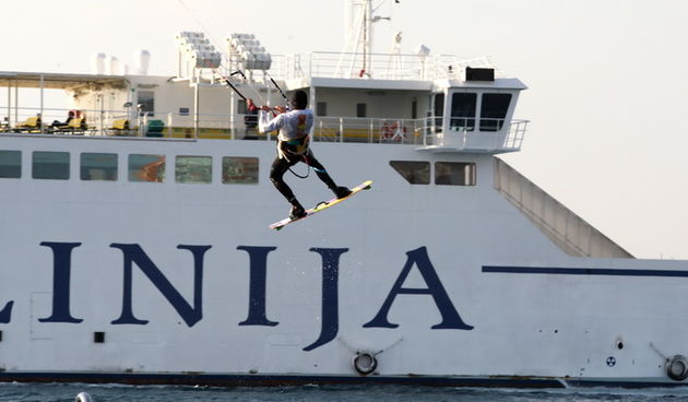 Zadar, 190312.
Dok neke od juga boli glava, ovaj kitesurfer jedva je docekao da zapuse.
Na fotografiji : Kitesurfer izvodi vratolomije u blizini zadarskih orgulja.
Foto : Andrija Lucic / cropix