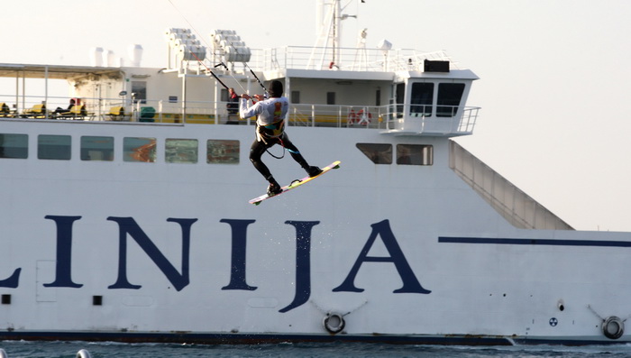 Zadar, 190312.
Dok neke od juga boli glava, ovaj kitesurfer jedva je docekao da zapuse.
Na fotografiji : Kitesurfer izvodi vratolomije u blizini zadarskih orgulja.
Foto : Andrija Lucic / cropix Zadar, 190312.
Dok neke od juga boli glava, ovaj kitesurfer jedva je docekao da zapuse.
Na fotografiji : Kitesurfer izvodi vratolomije u blizini zadarskih orgulja.
Foto : Andrija Lucic / cropix