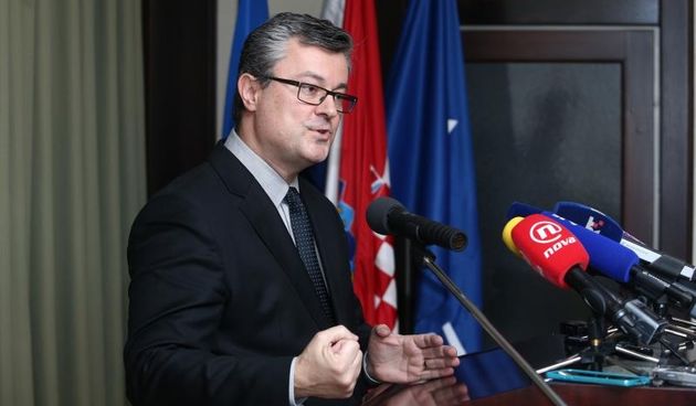 Zagreb – Mandatar Tihomir Oreskovic obratio se javnosti po povratku iz Austrije gdje je sudjelovao na zatvorenom sastanku predstavnika investitora i bankara. Photo: Zeljko Lukunic/PIXSELL