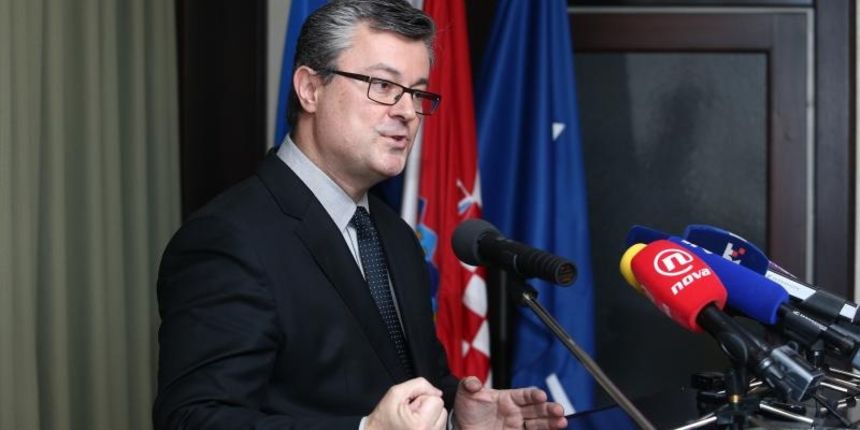 Zagreb – Mandatar Tihomir Oreskovic obratio se javnosti po povratku iz Austrije gdje je sudjelovao na zatvorenom sastanku predstavnika investitora i bankara. Photo: Zeljko Lukunic/PIXSELL