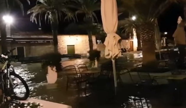 Plimni val u Sratom Gradu na Hvaru