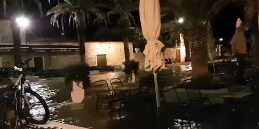 Plimni val u Sratom Gradu na Hvaru