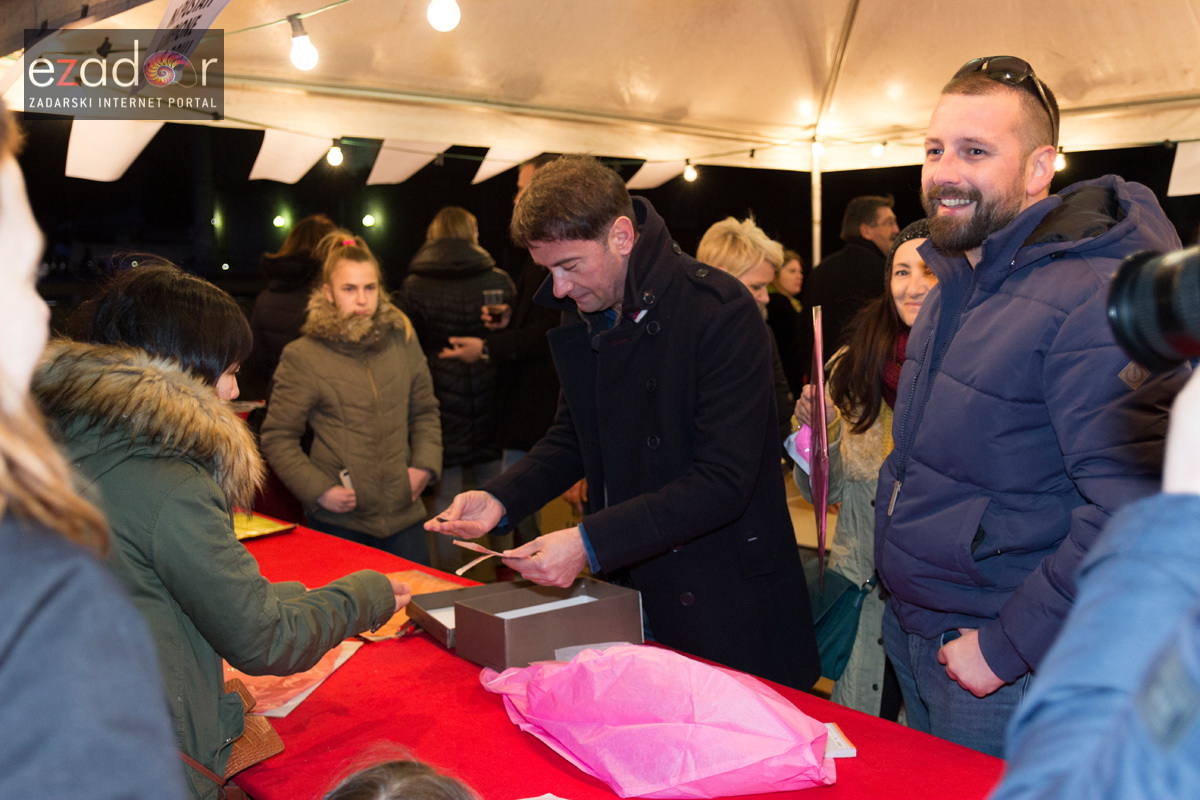 Humanitarni svjetlosni spektakl “Zaželi ljubav” na zadarskom Forumu, 18. veljače 2017. Humanitarni svjetlosni spektakl “Zaželi ljubav” na zadarskom Forumu, 18. veljače 2017.