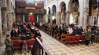 Polaganje vijenaca u more – pomorska skola